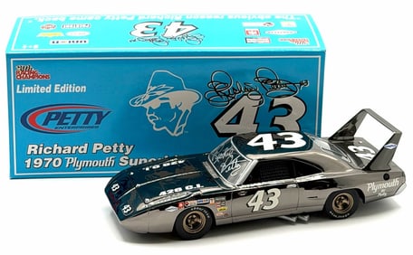 Racing Champions 1:24 Autographed Richard Petty #43 1970 Plymouth Superbird Black Chrome In Box, 27/