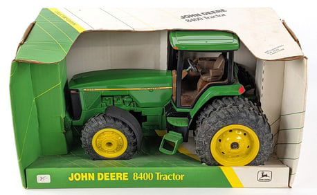 1/16 Ertl John Deere 8400 Tractor w/ Duals