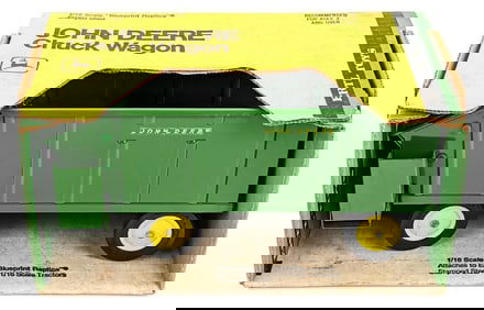 1/16 Ertl John Deere Chuck Wagon in Yellow Top Box