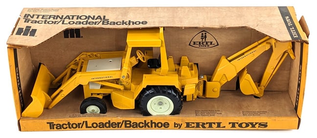 1/16 Ertl International Tractor w/ Loader & Backhoe in Box