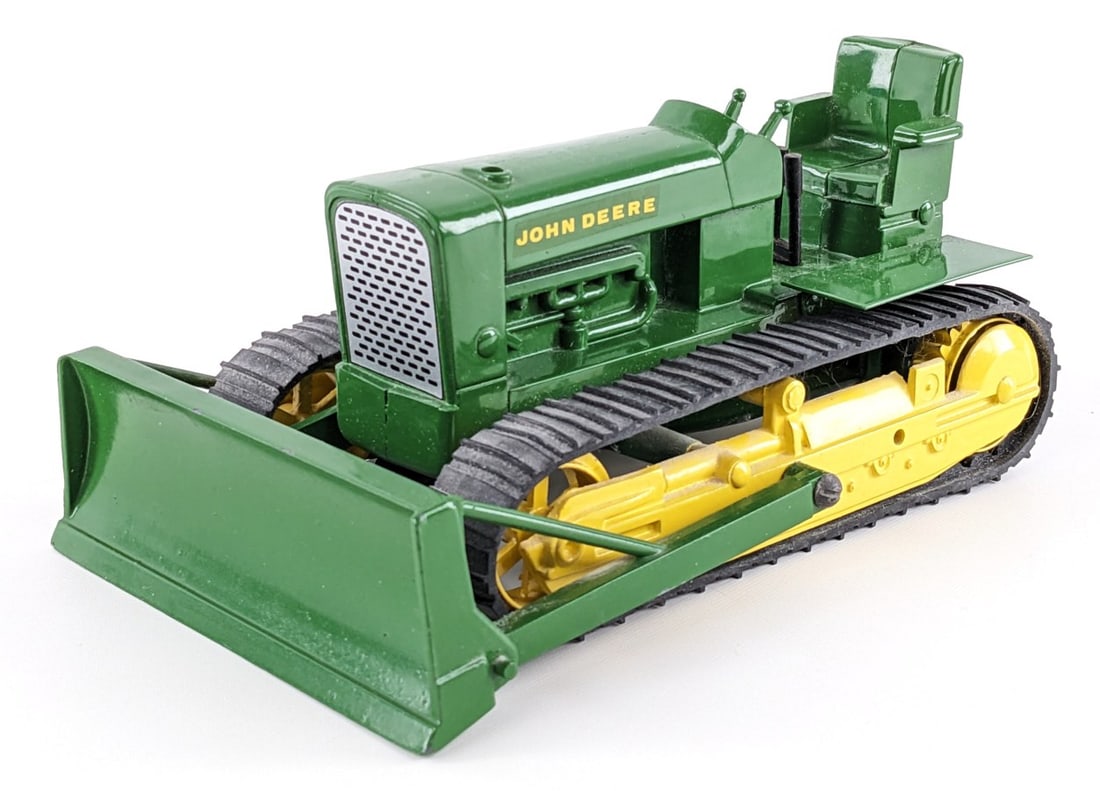 Custom Vintage 1/16 John Deere 1010 Crawler w/ Blade: Custom Vintage 1/16 John Deere 1010 crawler with blade. Custom painted in green overall. It is missing the exhaust muffler, but otherwise good condition with light dust from display.