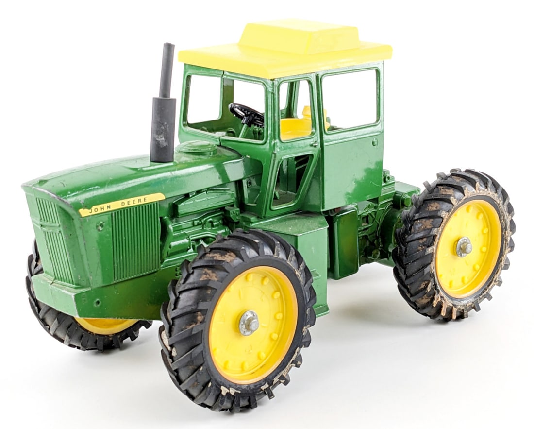 Vintage 1/16 Ertl John Deere 7520 4wd Tractor - 1 Hole Variation: Vintage 1/16 Ertl John Deere 7520 4wd tractor. This is the hard to find one hole variation with just the exhaust / no air cleaner. The tractor is original with a replacement yellow roof. The tractor h