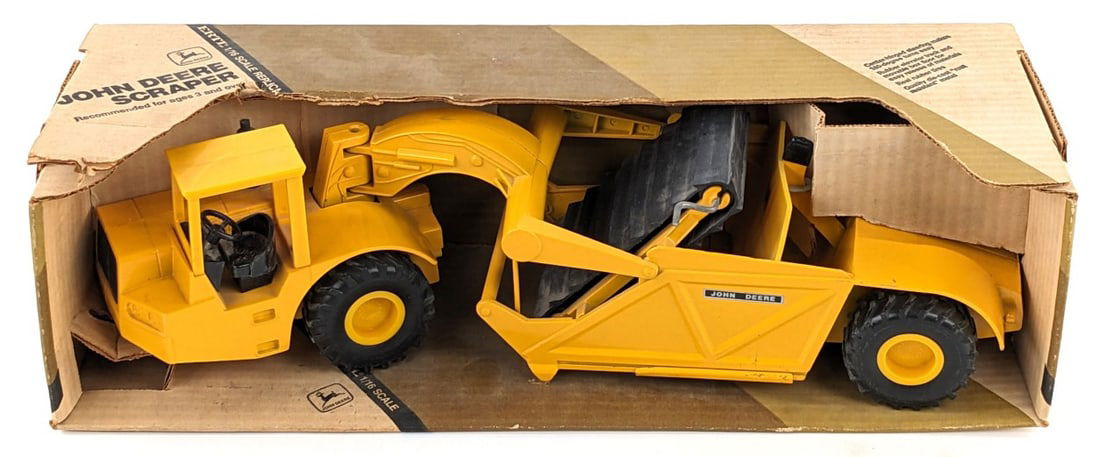 1/16 Ertl John Deere Scraper (1 of 7)