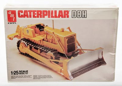 1/25 Scale AMT / Ertl Caterpillar D8H Bulldozer Model Kit - Sealed