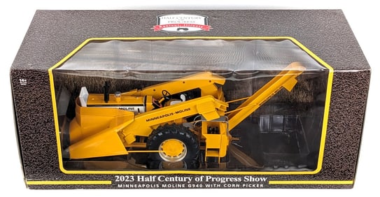 1/16 SpecCast Minneapolis-Moline G940 Tractor with Corn Picker