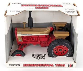 1/16 Ertl International 1026 Tractor Golden Demonstrator