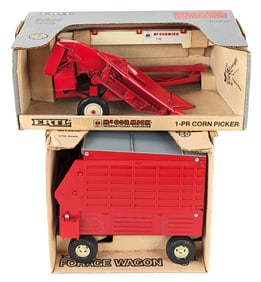 1/16 Ertl IH Corn Picker & Forage Wagon
