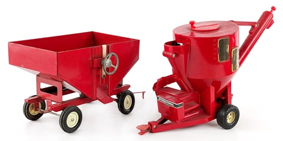 1/16 Ertl IH Gravity Wagon & Mixer Mill