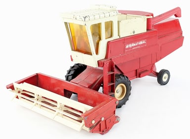 1/16 Ertl International 915 Combine w/ Grain Head