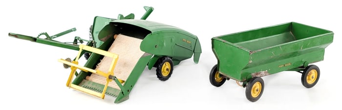 1/16 Ertl John Deere 12A Pull Type Combine & Wagon