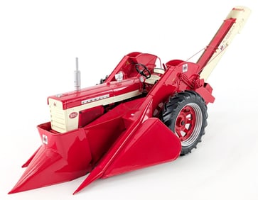 1/16 Ertl Farmall 560 Tractor with 2-Row Corn Picker