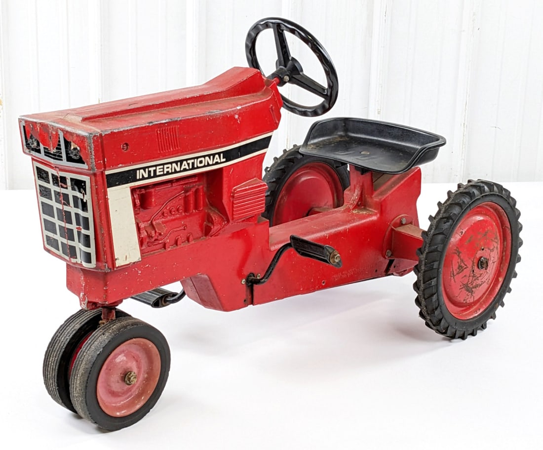 Ertl International Model 404 86 Series Narrow Front Pedal Tractor