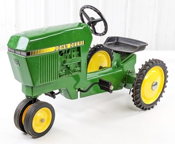 Ertl John Deere 520 Narrow Front Pedal Tractor