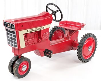 Ertl International Model 404 86 Series Narrow Front Pedal Tractor w/ White Stripe