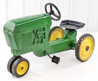 Ertl John Deere Model 520 Narrow Front Pedal Tractor