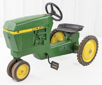 Ertl John Deere Model No. 520 Narrow Front Pedal Tractor