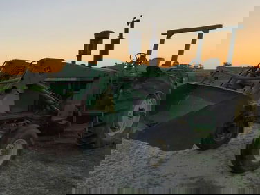 John Deere 4020 w/ 148 Loader