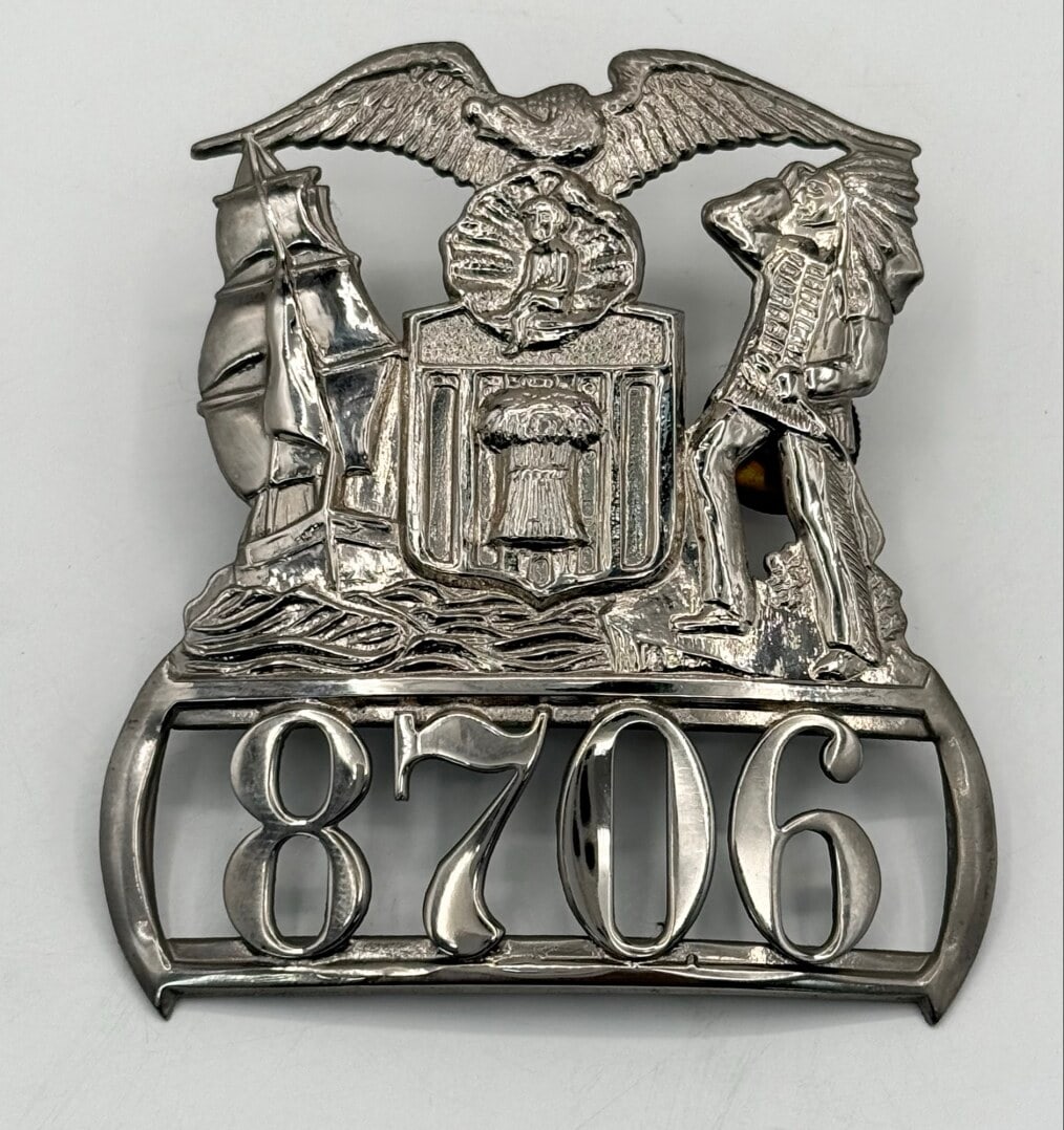 Obsolete Chicago Police Cap Badge #8706 (1 of 2)