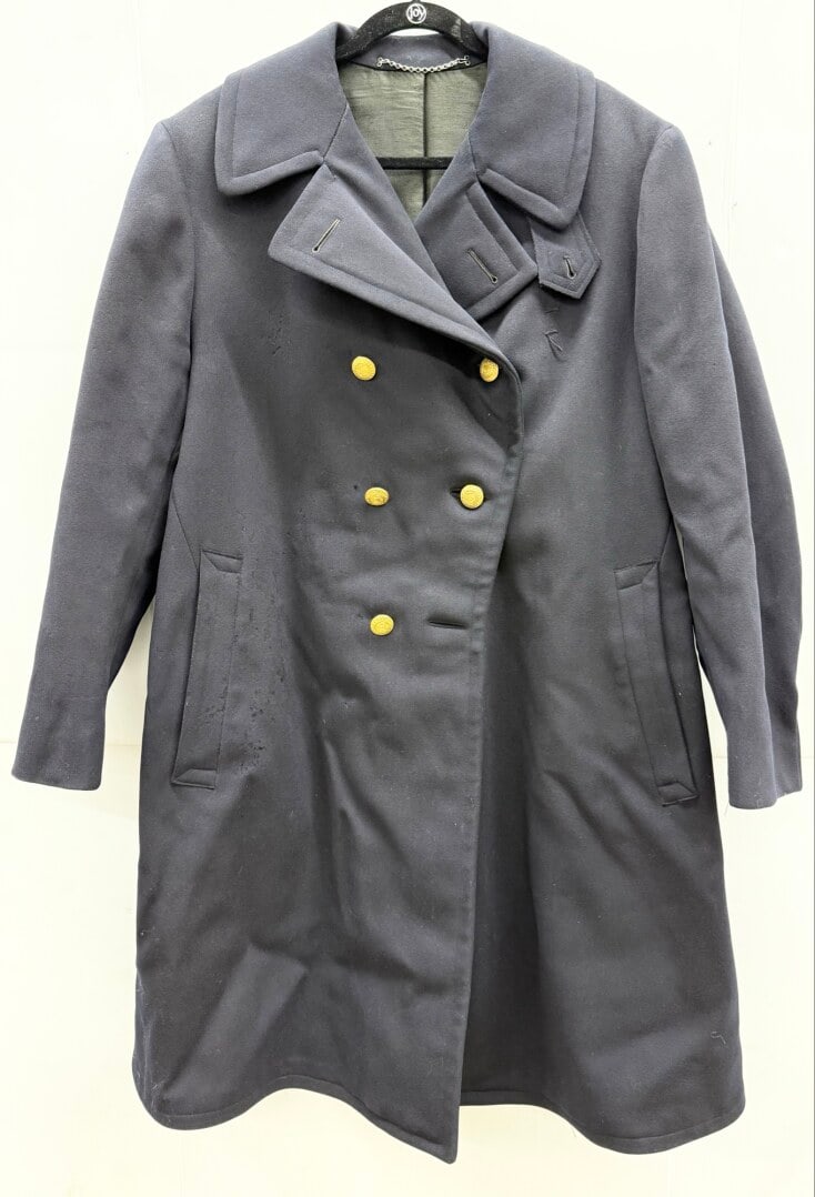 Vintage Chicago City Police Formal Wool Coat: Vintage Chicago City Police Formal Wool Coat. Made of heavy deep blue wool with a polyester liner. Comes with City Of Chicago Police brass buttons. Nice condition with only light wear. Measures 22" ac