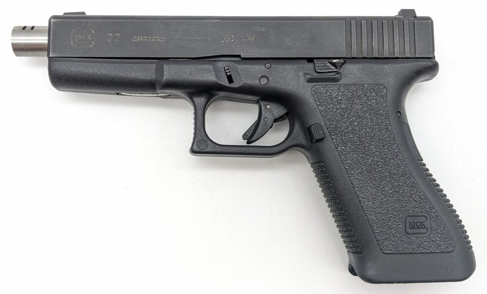Glock Model 22 .40 S&W Semi Auto Pistol w/ Case: Manufacturer: Glock, Model: 22, Type: Pistol, Caliber/Gauge: .40 S&W, Barrel: 5 inch Ported Extended, Choke: , Finish: Black, Grip: Polymer, Stock: , Condition: Good used condition with some wear from