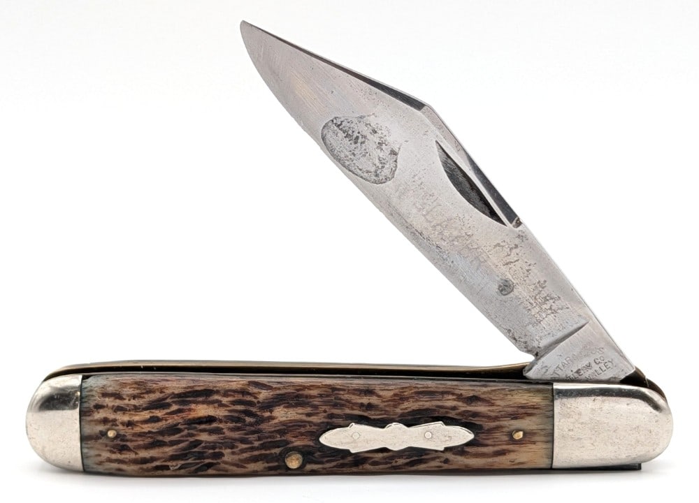 Antique Cattaraugus Jig Bone Deerslayer English Jack Knife 12099: Knife is in nice aged condition with scratches and some pitting on the blade, light scuffs and tarnishing on the bolsters, and nice handle scales. Overall measures 4-1/2in when closed.