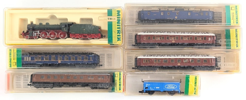 (1) Minitrix N Scale Locomotive w/ Tender & (6) Train Cars (1 of 4)