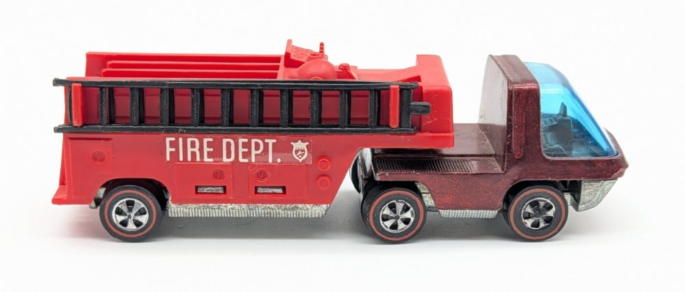 Hot Wheels Redline Heavyweights Fire Engine Truck with Button - 3