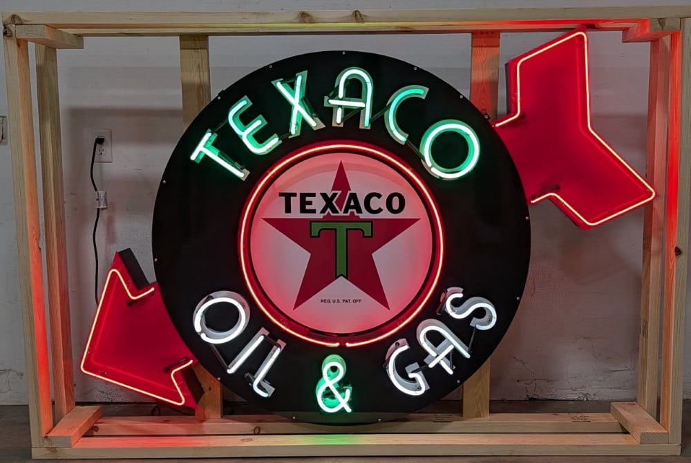 Large Custom Texaco Oil & Gas Flashing Arrow Neon Sign: Single sided tin custom Texaco Arrow neon advertising sign. Sign features flashing neon, ?high gloss shine, new neon glass,and transformers. Easily displayed with die cut can featuring hanging bracket