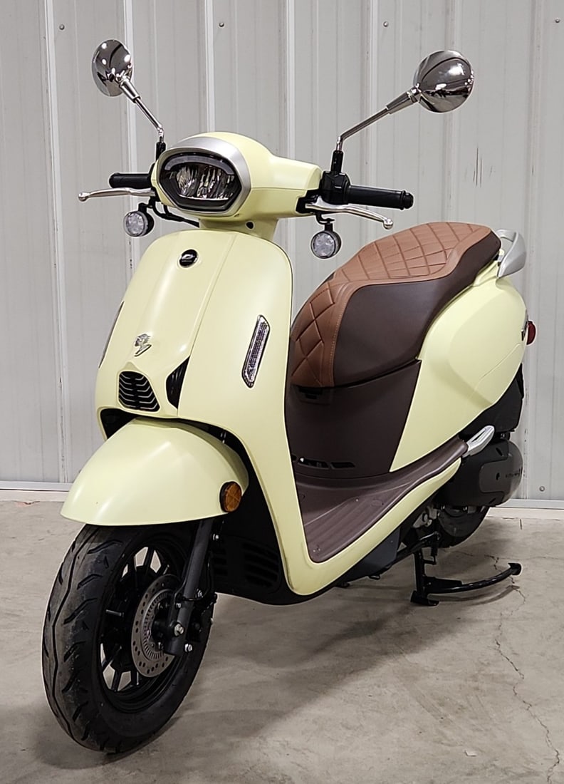QJ motors LTR 150 Moped (1 of 17)