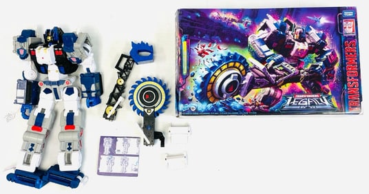 Hasbro Takara Transformers Titan Class Metroplex