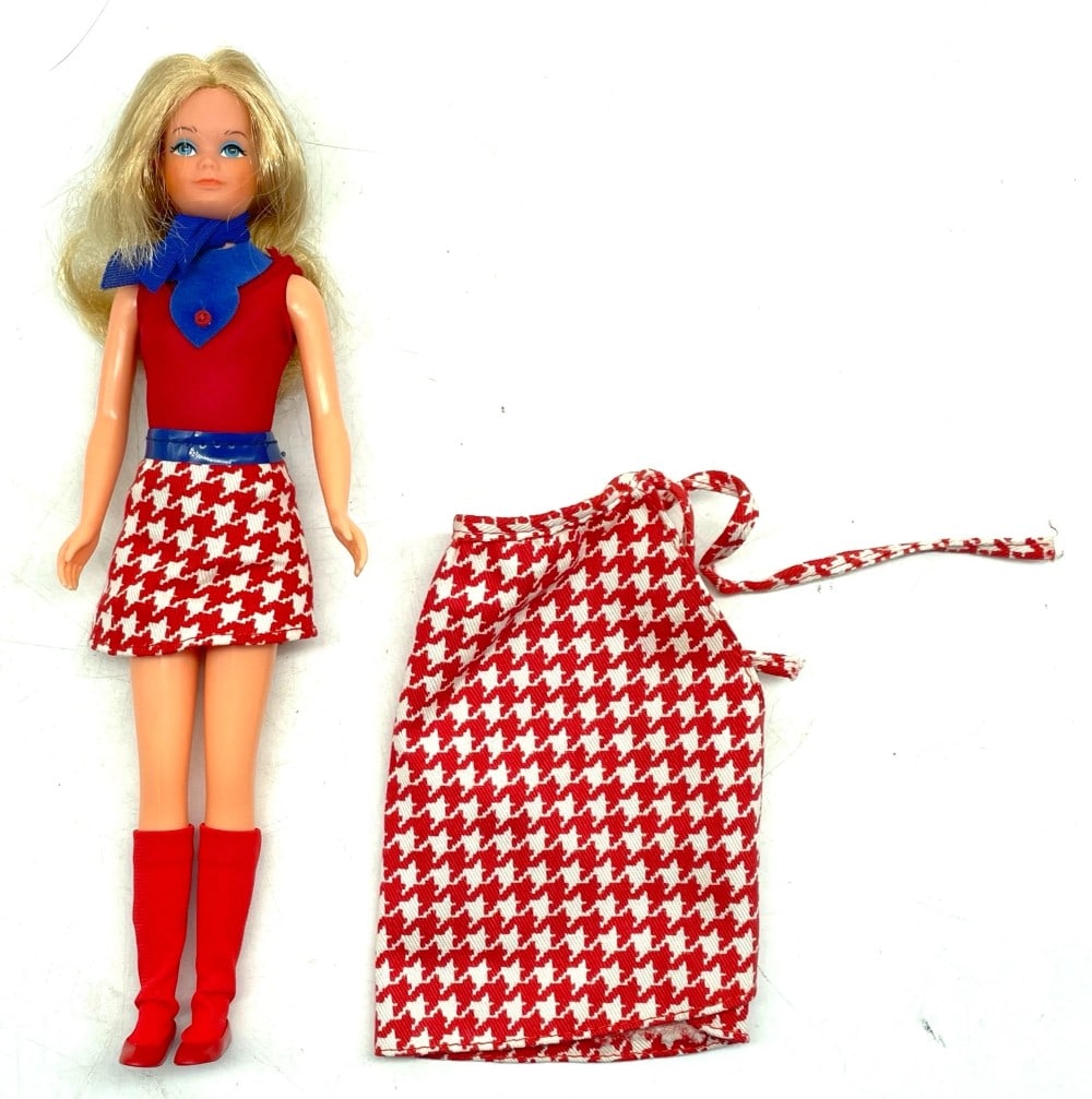 1974 Growing Up Skipper #7259 - Complete with original red headband: Skipper is in very good condition in her original outfit with her red headband that has faded to an orange color. She is in working condition - when you turn her arm clockwise she grows taller and her