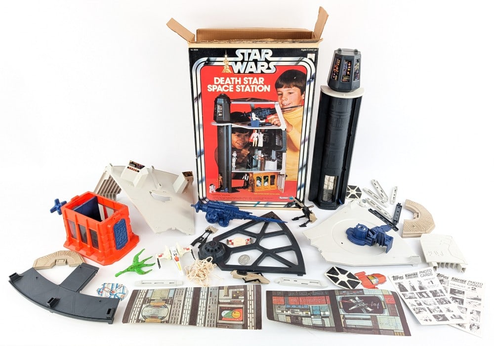 Vintage 1978 Kenner Star Wars Death Star Space Station Set: Vintage 1978 Kenner Star Wars Death Star Space Station set with original box. The set is in good played lightly played with condition. The pieces show scratches and scuff marks from play and being sto
