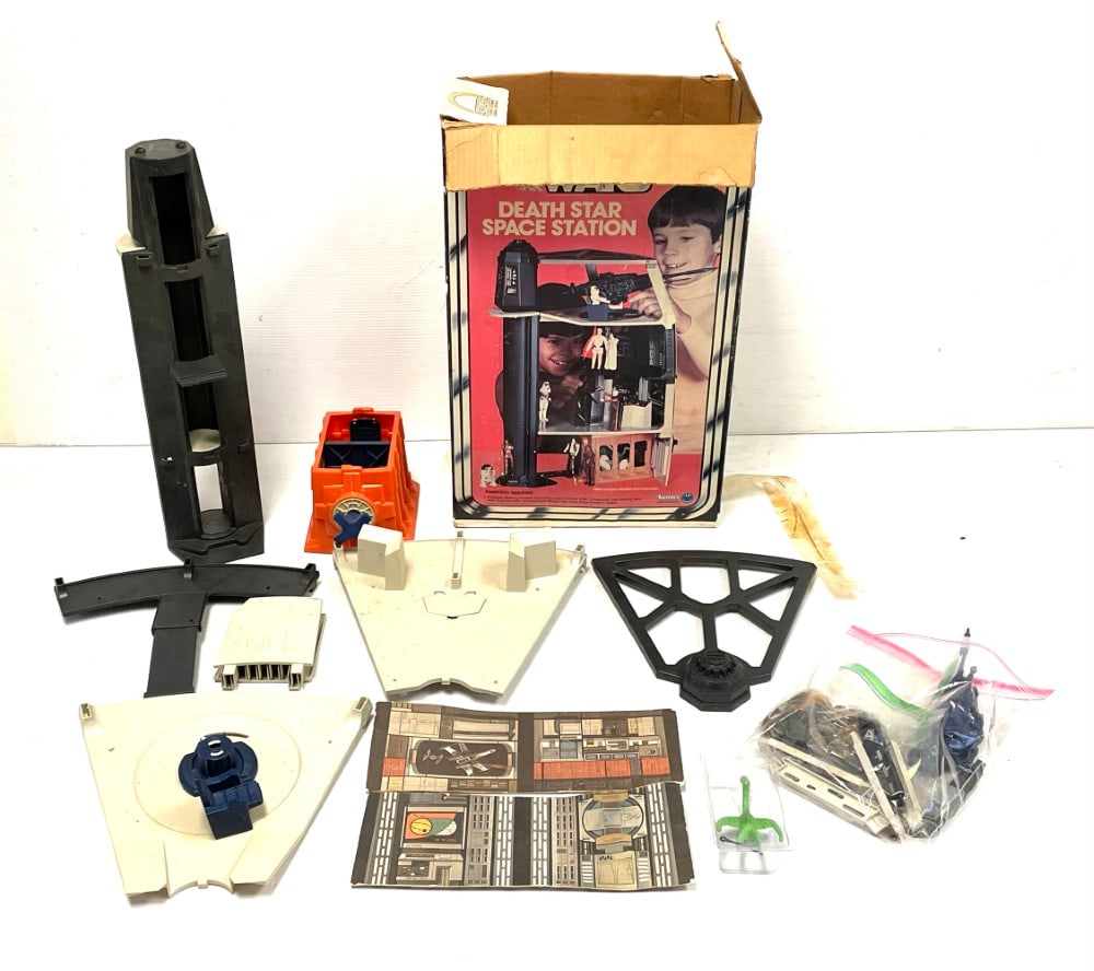 1977 Star Wars Death Star Space Station: 1977 Kenner Star Wars Death Star Space Station. Play Set Appears to be complete and in overall good condition. Box is in Rough Condition.