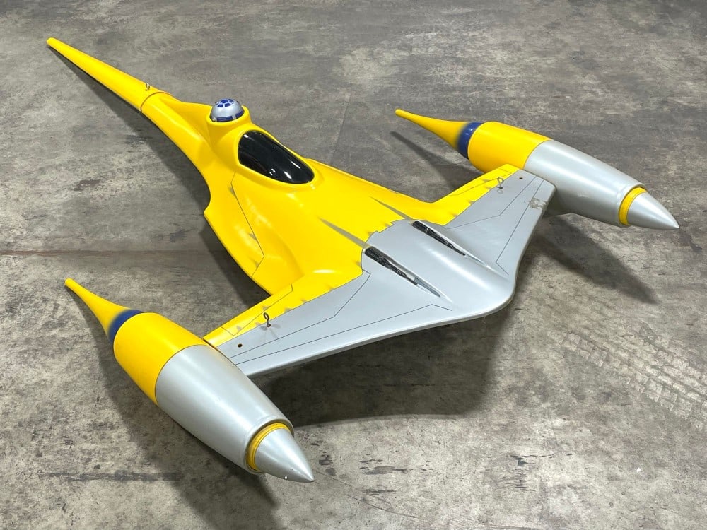 Star Wars Naboo Fighter Toys R Us Display (1 of 12)