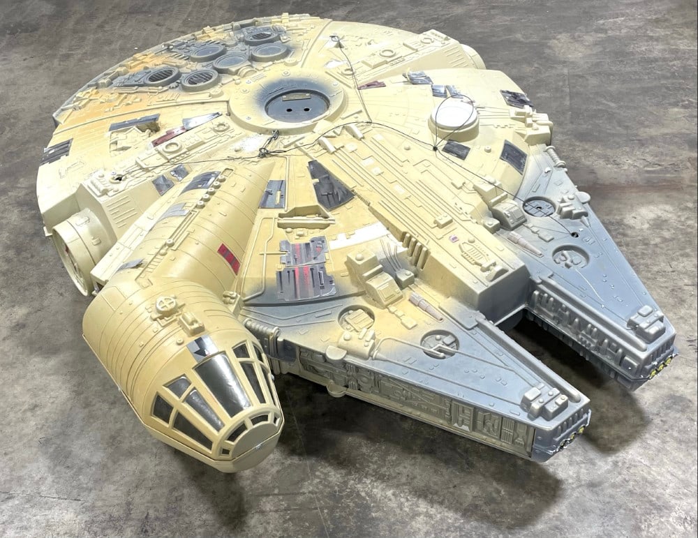Star Wars Millennium Falcon Exrtadorinaire Toys R Us Display (1 of 14)