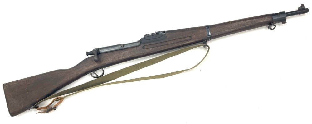 WW II MK-1 USN Training Rifle with Sling: WW II MK-1 USN Training Rifle with Sling.? The WW II Mark 1 USN dummy training rifle is in used condition.? Barrel does show rust, wood stock is in nice used condition showing wear marks from use.? Mi