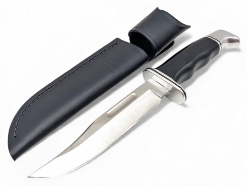 Buck 119 Fixed Blade Hunting Knife w/ Sheath: Knife is in like new condition with minimal wear from handling. Blade length measures 5-7/8in and overall 10-3/8in.