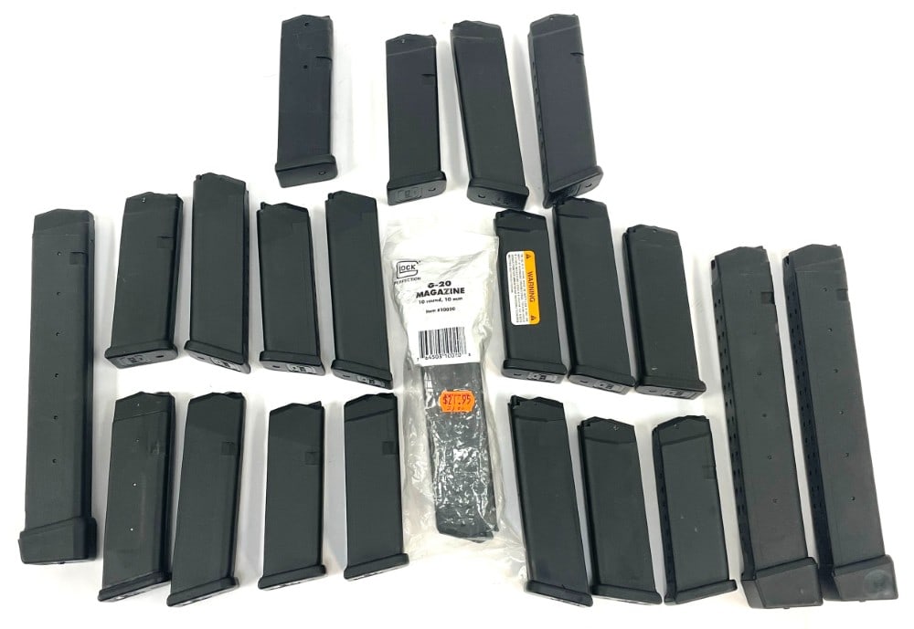 Collection of Glock 10 and 30 Round .9mm & .40 Caliber Magazine Collection: Collection of Glock 10 and 30 Round .9mm & .40 Caliber Magazine Collection.? 14 Glock mags are 10 round that are for a 40 caliber pistol.? 3 Glock mags are 10 rd that fit a 9mm pistol.? 2 mags are 30 
