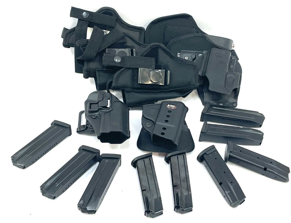 Group of Sig Sauer, Beretta and H&K 9mm Pistol Magazines with Holster Collection: Group of Sig Sauer, Beretta and H&K 9mm Pistol Magazines with Holster Collection.? The two Beretta mags are for a model 92.? Three Sig mags.? ?4 H&K mags.? There is 8 plastic & nylon pistol holsters.?