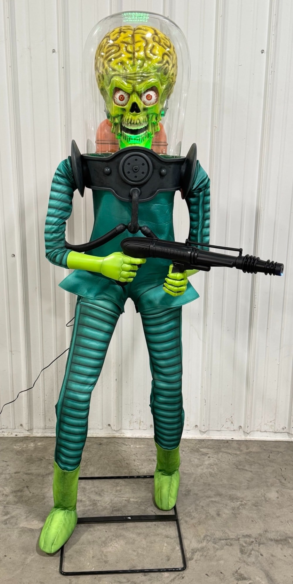Life Size Mars Attacks Animated Martian Warrior (1 of 8)