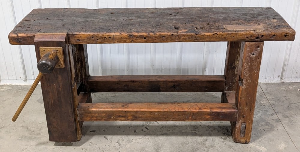 Early Primitive Wooden Carpenter's Works Bench w/ Vise / Wood Working: Early primitive carpenter's work bench. Original condition with wear from use and age. The table top is heavily worn in areas from use. Parts of the vise appear to have been replaced at some point.