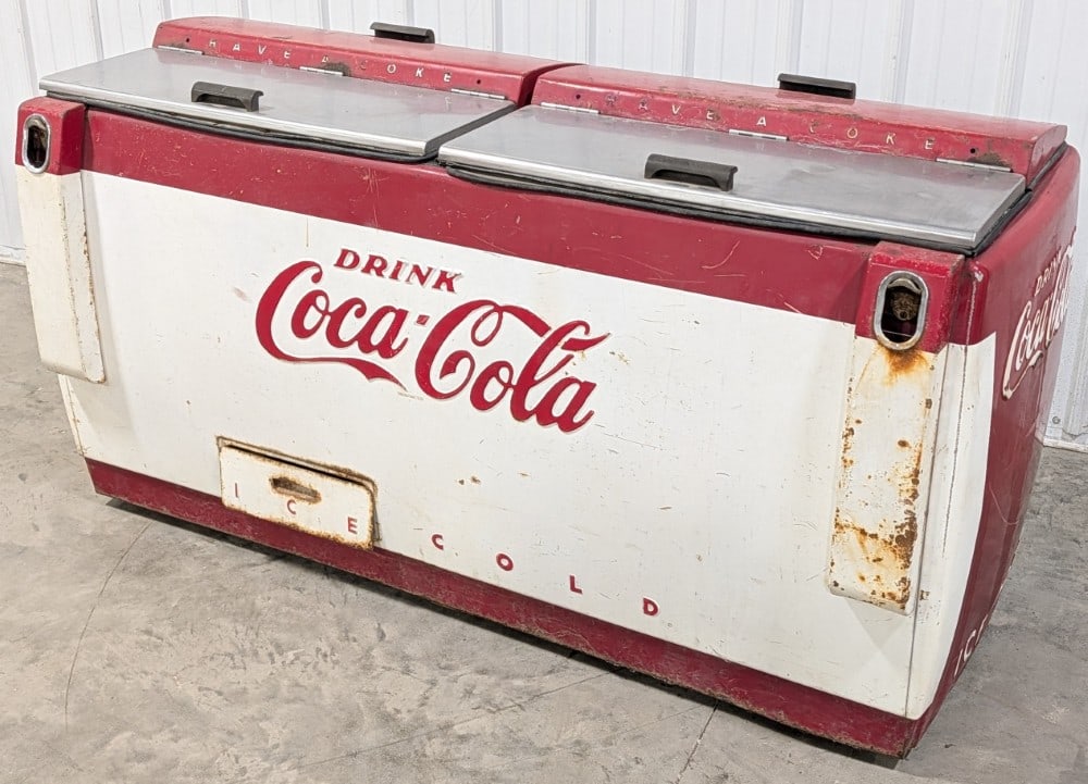 Vintage Unrestored Coca-Cola Cavalier CGD Commercial Chest Cooler (1 of 12)