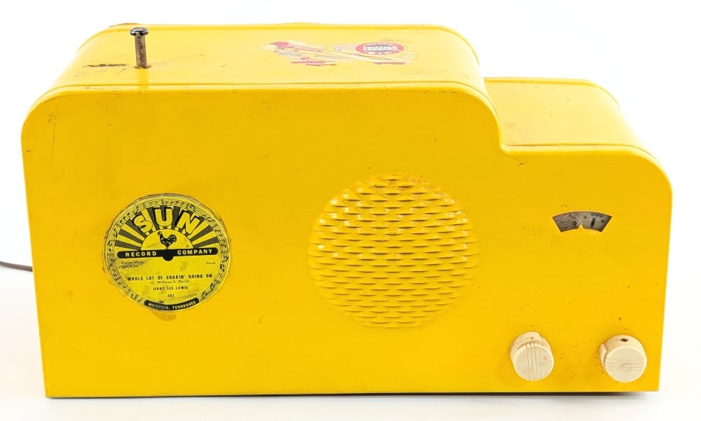 Vintage 25 Cent Coin Operated Radio (1 of 12)