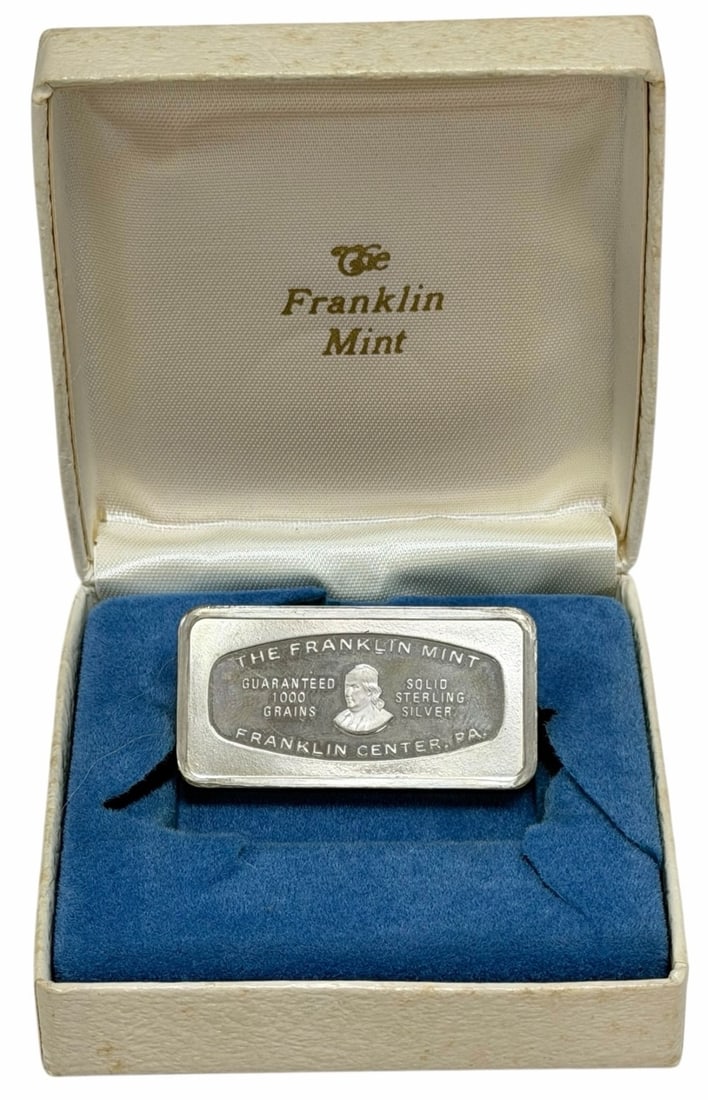 Franklin Mint 1971 Christmas 1000 Grains Solid Sterling Silver Ingot: Franklin Mint 1971 Christmas 1000 Grains Solid Sterling Silver Ingot. The ingot comes in the original box with paperwork, box has some damage. 2.08 troy ounces of pure silver.