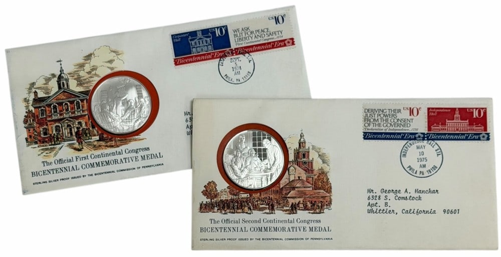 (2) 1974 Franklin Mint Sterling Silver Bicentennial Medals In Covers: (2) 1974 Franklin Mint Sterling Silver Bicentennial Medals In Covers. The medals are proof struck and weigh 20.1 grams each.