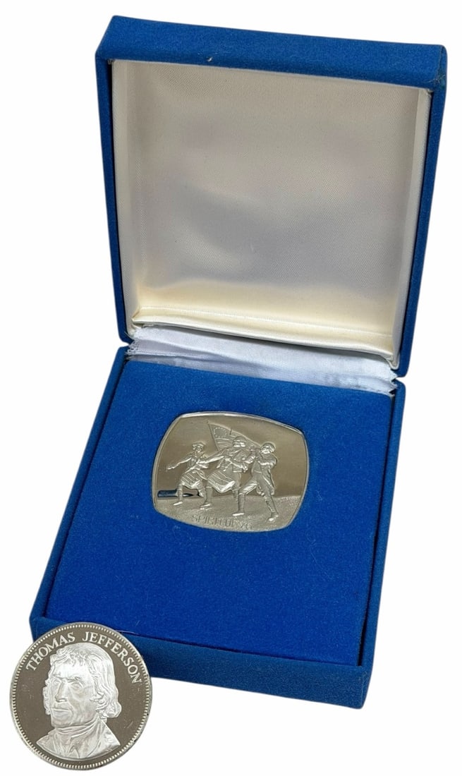 Franklin Mint Thomas Jefferson & Lincoln Mint Spirit Of 76 Sterling Medals: Franklin Mint Thomas Jefferson & Lincoln Mint Spirit Of 76 Sterling Medals. The 1975 Thomas Jefferson contains 25.4 grams of sterling silver, the Spirit Of '76 contains 33.4 grams of sterling silver.