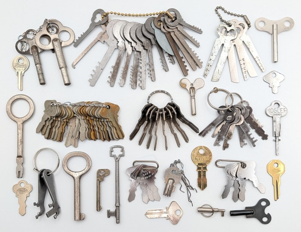 Group of Various Vintage Keys (1 of 9)