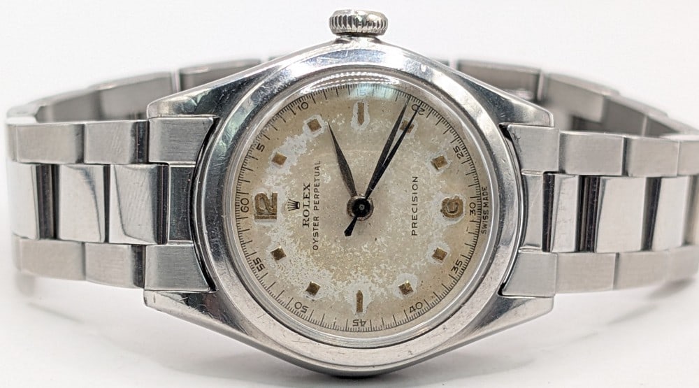 Men's 1950 Rolex Oyster Perpetual "Bubble Back" Stainless Wristwatch: Men's 1950 Rolex Oyster Prepetual "Bubble Back" Stainless Wristwatch. The watch has a 29mm stainless steel case and a newer stainless steel band. Runs well and has some discoloration or yellowing on t