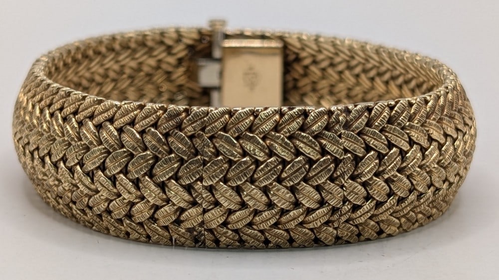 Vintage Ladies Swiss Geneva 14k Yellow Gold Bracelet Watch: Vintage Ladies Swiss Geneva 14k Yellow Gold Bracelet Watch. The 17 jewel mechanical bracelet watch is running and has a door that hides the watch face. The band and case are solid 14k gold. The watch