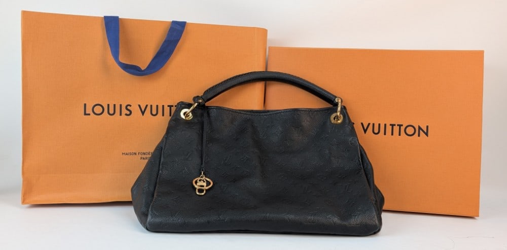Louis Vuitton Empreinte Leather Monogram Hobo Bag: Previously owned Louis Vuitton Empreinte Leather Monogram Hobo Bag with duster,box and bag. Purse is in great used condition.